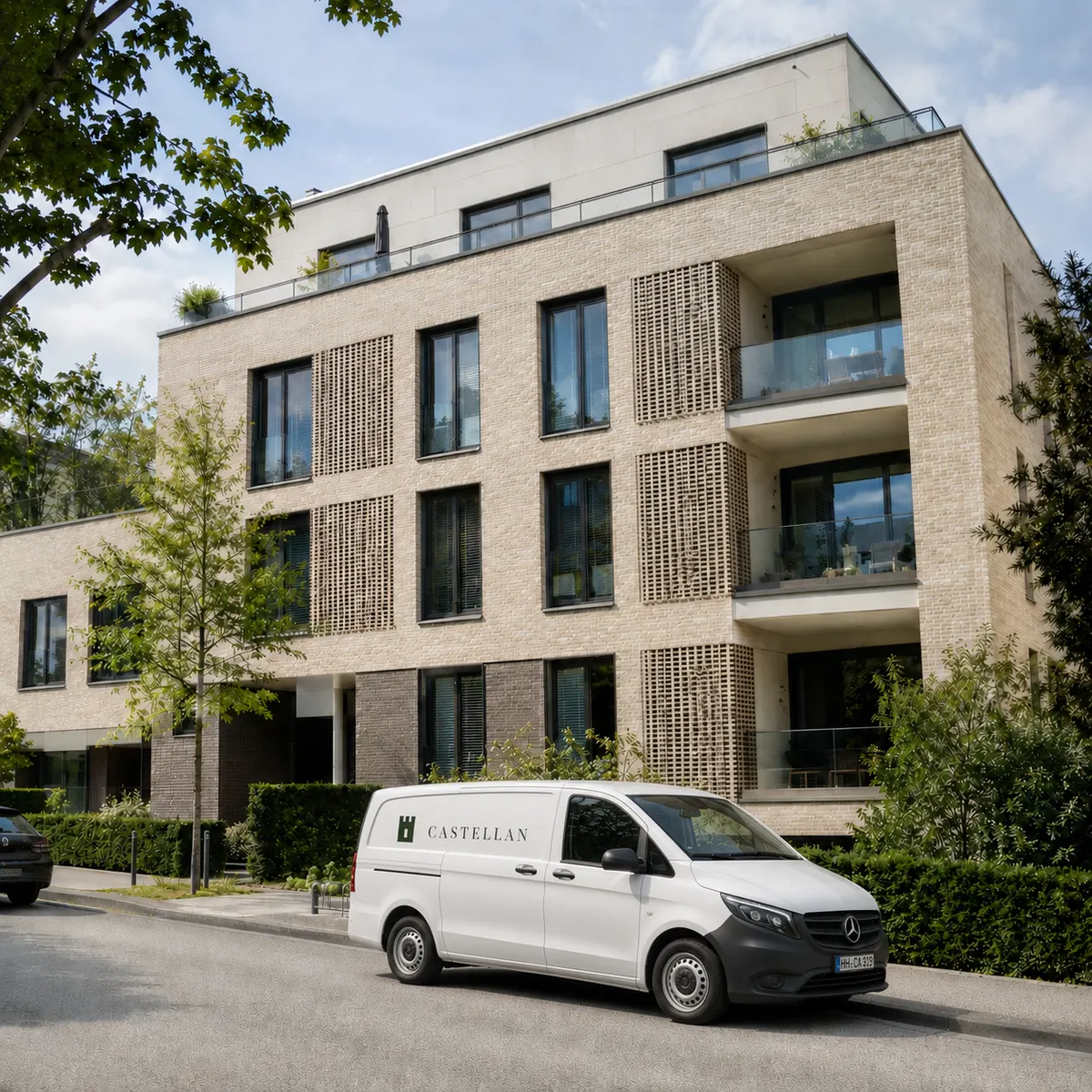 Castellan-Servicefahrzeug vor einem modernen Neubau mit heller Klinkerfassade